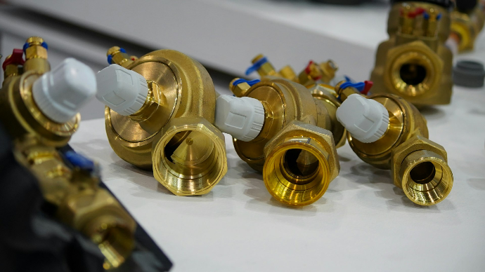 a close up of a bunch of valves on a table